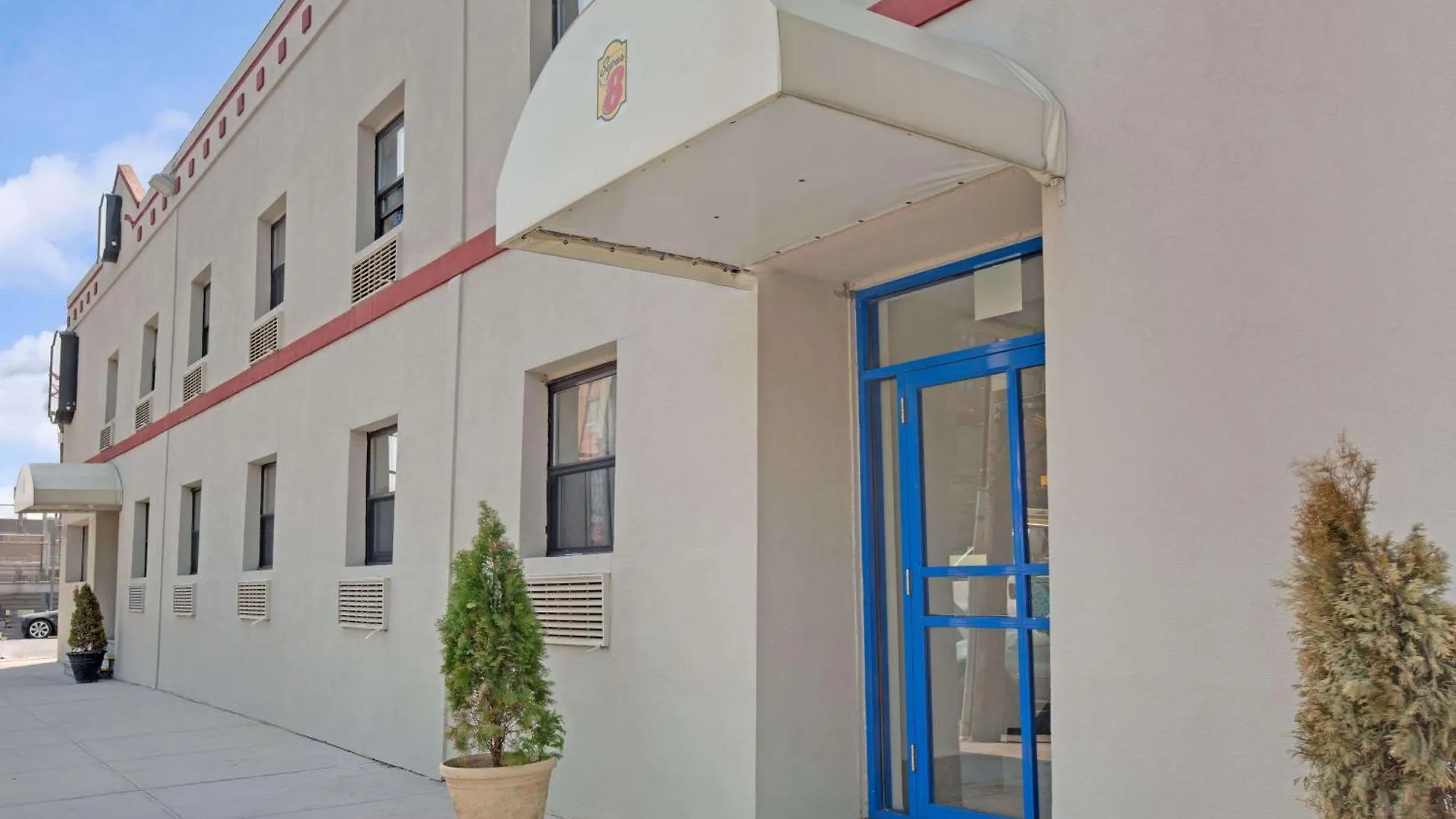 Staying In Queens: 6 Budget Hotels Compared