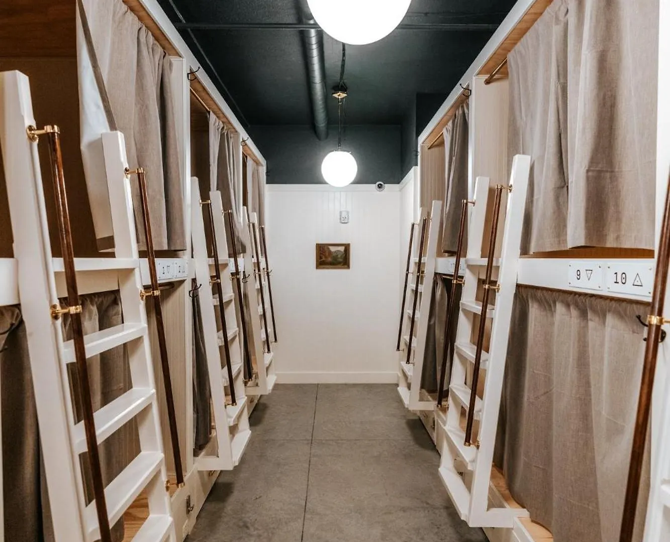Staying Near the Wildlife Art Museum: 4 Budget Hotels Compared