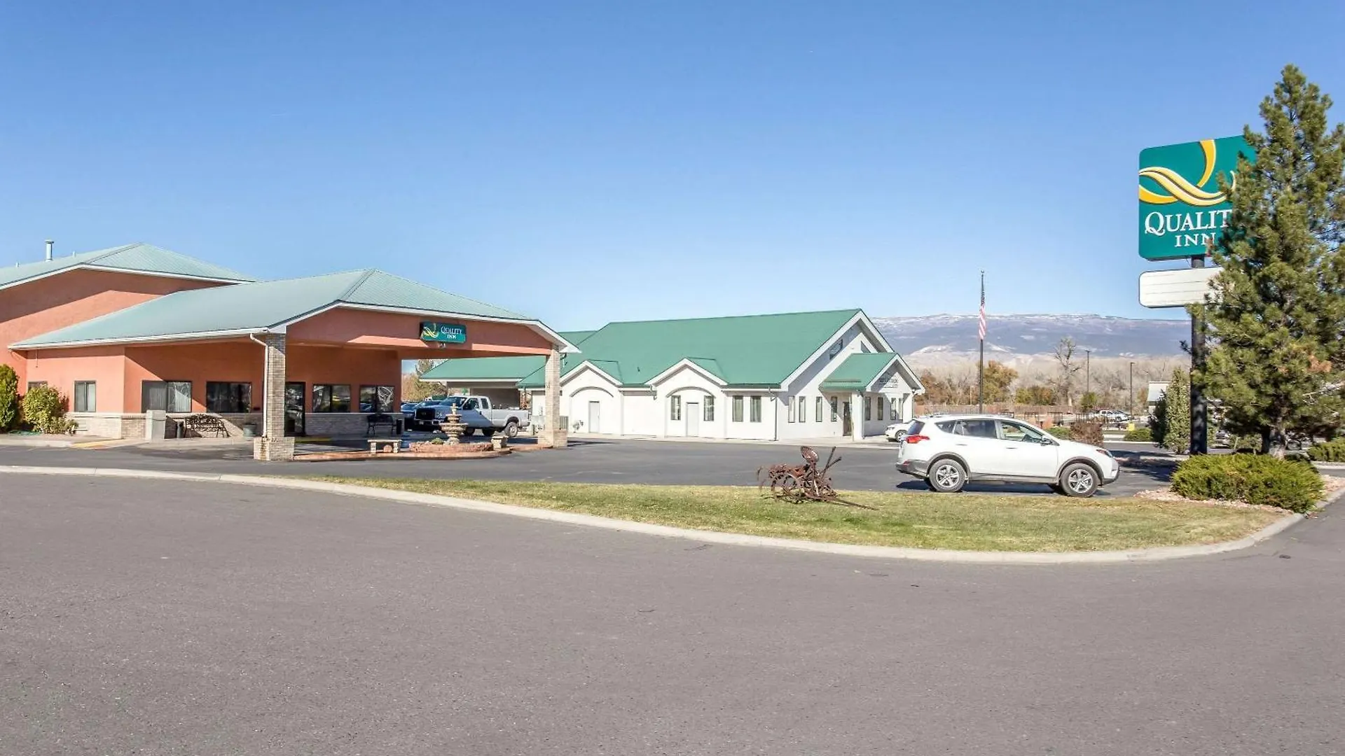 Staying Near Crested Butte Mountain: 4 Golf Hotels Compared